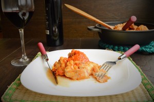 Pollo-guisado-en-salsa-de-tomate-con-verduras