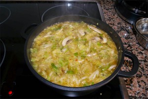 Cubrir las verduras con agua caliente (para continuar con la cocción). Tapar y bajar el fuego. Dejar cocer 30 minutos.