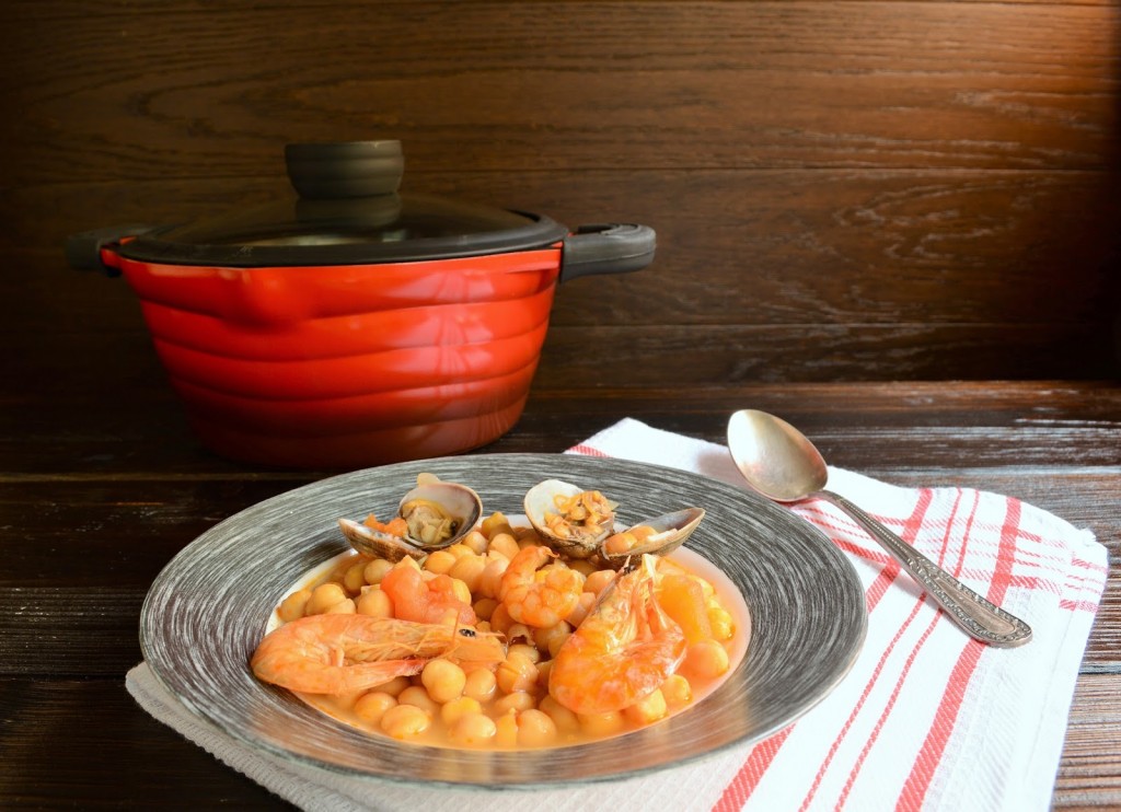 garbanzos con langostinos y almejas