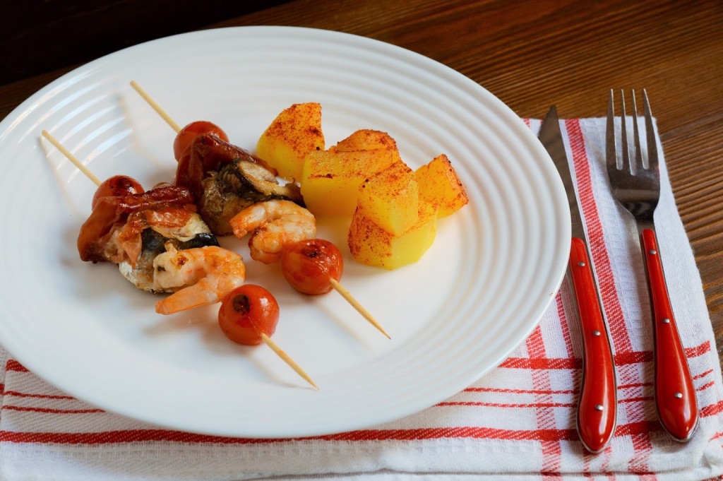 brochetas-pescado-marisco-y-jamon