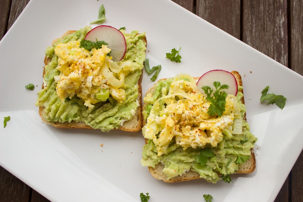 tostadas revuelto guacamole