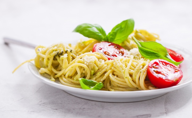 espaguetis con tomate y parmesano