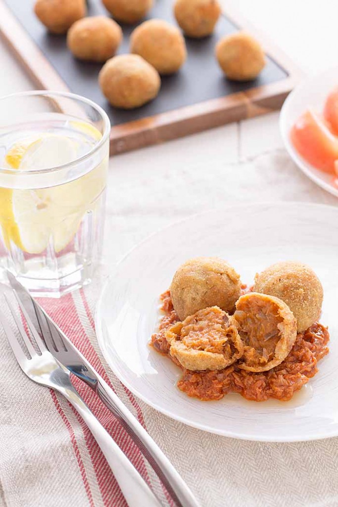 Croquetas de atún con tomate