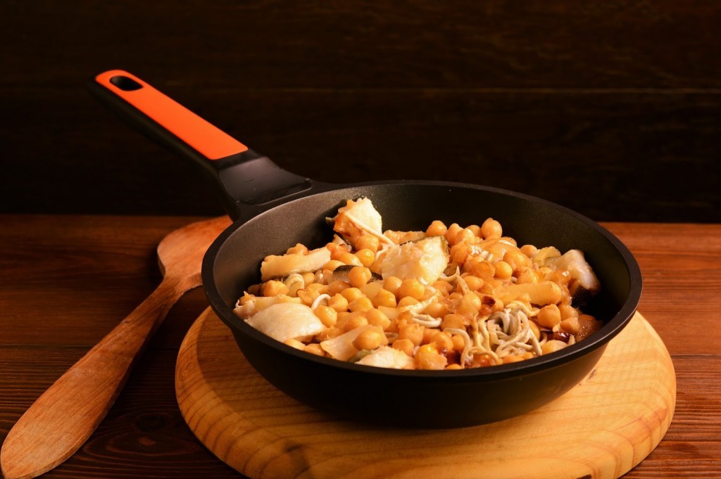 Salteado de garbanzos, bacalao y gulas