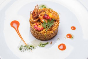 deliciosa-paella-comida-arroz-cocina_1350-80