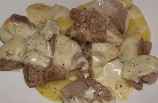 Carne al ajillo con queso