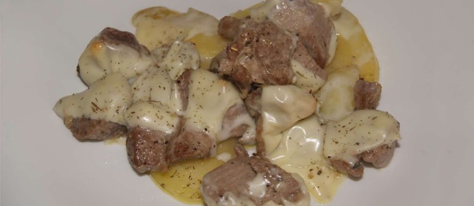 Carne al ajillo con queso