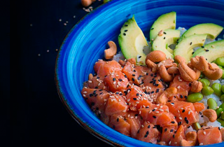 Receta de poke bowl de salmón