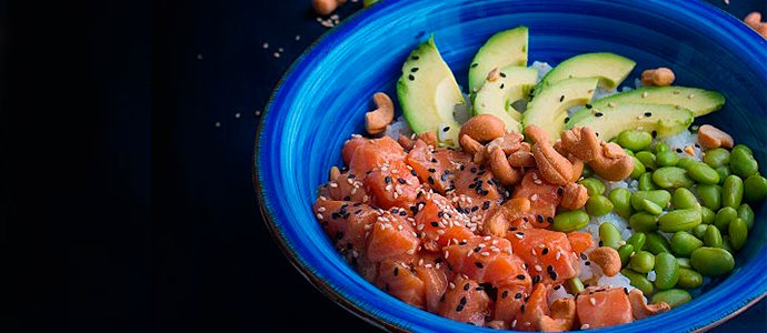 Receta de poke bowl de salmón